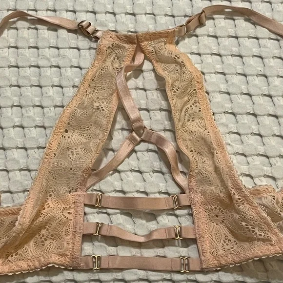 Victoria's Secret Lace Push-Up Bra - Nude - Picture 2 of 4